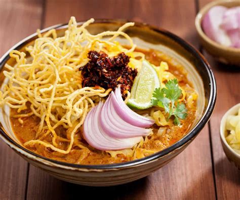 Khao Soi: ¡Un sabroso caldo de fideos con un toque picante que te dejará pidiendo más!