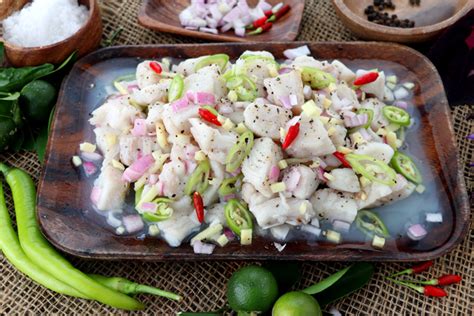  Kinilaw: ¡Un delicioso festín de cítricos explosivos y mariscos frescos que te transportarán directamente a la vibrante Xiamen!