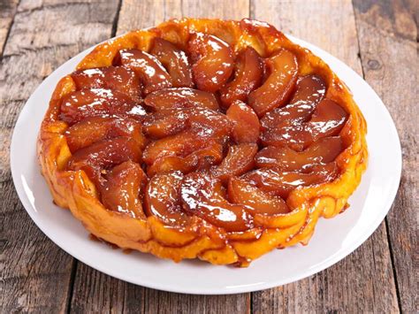   La Tarte Tatin: ¡Un pastel invertido de manzanas caramelizadas que te hará viajar hasta la cima del mundo culinario!