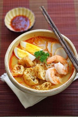 Laksa Johor: Un delicioso caldo de fideos picante y cremoso que te transportará a la cocina malaya!