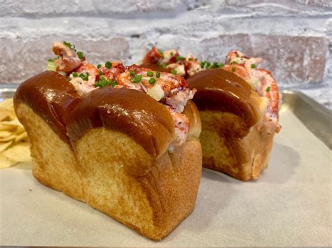  ¡El Lobster Roll, una explosión de sabor marino envuelta en un suave pan brioche!