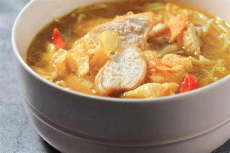  Soto Ayam: Un irresistible caldo especiado que te transporta a las profundidades de la cocina indonesias!